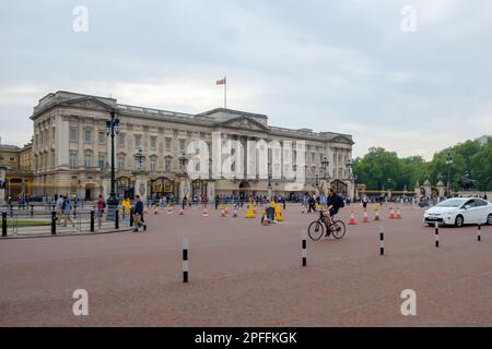 London, Vereinigtes Königreich - 23. Mai 2018 : Blick auf Touristen vor dem Buckingham Palace in London, Großbritannien Stockfoto