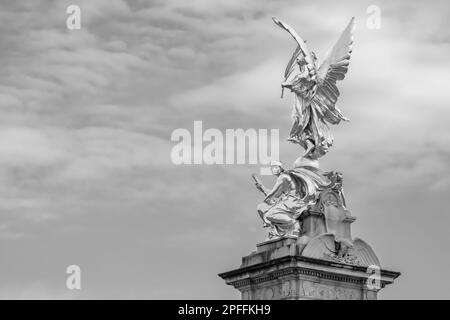 London, Vereinigtes Königreich - 23. Mai 2018 : Nahaufnahme des Queen Victoria Memorial Monuments in London, Großbritannien, in Schwarz und Weiß Stockfoto