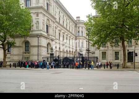 London, Vereinigtes Königreich - 23. Mai 2018 : Blick auf Touristen vor der berühmten Downing Street 10 in London, Großbritannien Stockfoto