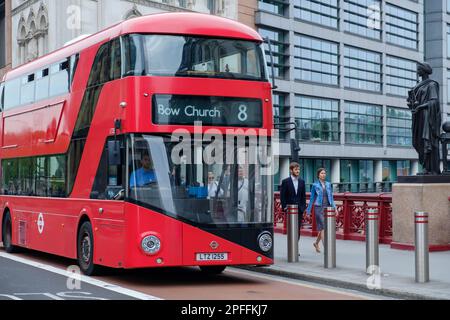 London, Vereinigtes Königreich : 21. Mai 2018 - Ein typischer und traditioneller Doppeldeckerbus mit offenem Oberdeck im Zentrum von London Stockfoto