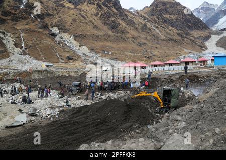 Rudraprayag, Uttarakhand, Indien, Dezember 12 2014, Wiederaufbau in Kedarnath in der Wintersaison. Der Grundstein der Rekonstruktion Stockfoto