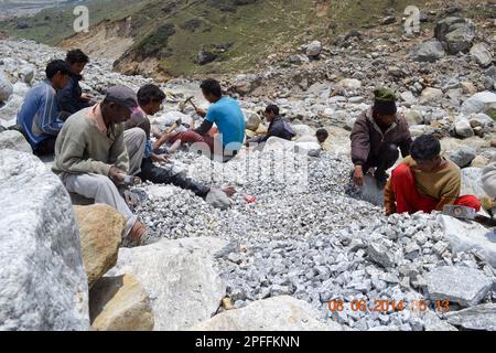 Rudarprayag, Uttarakhand, Indien, Juni 12 2014, Labor Working in Kedarnath Reconstruction project. Die Regierung hat einen Wiederaufbauplan für die Kedarn aufgestellt Stockfoto