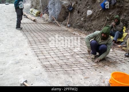 Rudarprayag, Uttarakhand, Indien, Mai 18 2014, Labor Working for Kedarnath Reconstruction in India. PM Narendra Modi hatte die Grundsteine gelegt Stockfoto