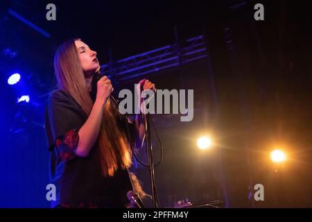 Oslo, Norwegen. 16. März 2023. Die englische Post-Punk-Band Dry Cleaning führt ein Live-Konzert im Parkteatret in Oslo auf. Hier wird der Sänger Florence Shaw live auf der Bühne gesehen. (Foto: Gonzales Photo/Alamy Live News Stockfoto