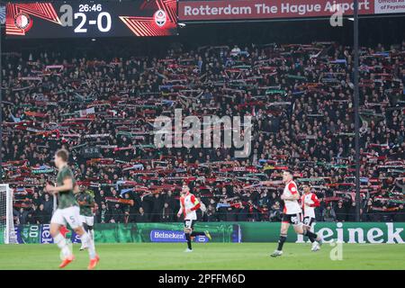 ROTTERDAM, NIEDERLANDE - MÄRZ 16: Feyenoord-Fans während der UEFA Europa League-Runde 16 - Spiel Leg 2 zwischen Feyenoord und Shakhtar Donetsk im Stadion Feijenoord de Kuip am 16. März 2023 in Rotterdam, Niederlande (Foto von Ben Gal/Orange Pictures) Stockfoto