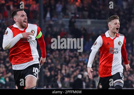 ROTTERDAM, NIEDERLANDE - MÄRZ 16: Orkun Kokcu von Feyenoord, Sebastian Szymanski von Feyenoord während der UEFA Europa League-Runde 16 - Leg Two Match zwischen Feyenoord und Shakhtar Donetsk im Stadion Feijenoord de Kuip am 16. März 2023 in Rotterdam, Niederlande (Foto: Ben Gal/Orange Pictures) Stockfoto