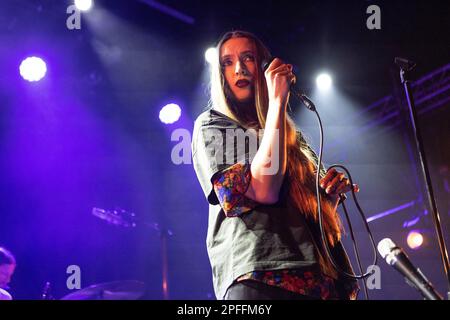 Oslo, Norwegen. 16. März 2023. Die englische Post-Punk-Band Dry Cleaning führt ein Live-Konzert im Parkteatret in Oslo auf. Hier wird der Sänger Florence Shaw live auf der Bühne gesehen. (Foto: Gonzales Photo/Alamy Live News Stockfoto