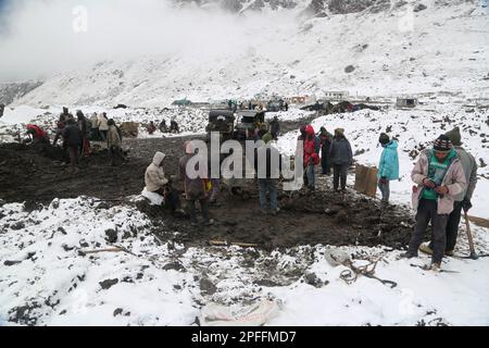 Rudraprayag, Uttarakhand, Indien, Dezember 12 2014, Wiederaufbau in Kedarnath nach der Katastrophe im extremen Winter und Schneefall. Die Regierung hat einen Aufruhr gemacht Stockfoto