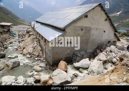 Beschädigtes Gebäude, Weg, Schuppen in Kedarnath-Katastrophe Indien. Kedarnath wurde am 2013. Juni durch Erdrutsche und Sturzfluten verwüstet, bei denen mehr als 5000 Menschen in Uttarakhand ums Leben kamen. Stockfoto