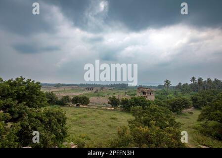 Blick auf das königliche Gehege von Hampi, einem befestigten Bereich, der aus mehreren Gebäuden besteht, die von der königlichen Familie genutzt werden Stockfoto