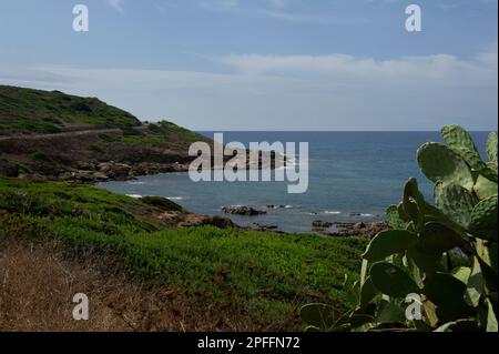 03. September 2022 – Europa, Italien, Sardinien, Oristano, Blick auf Bosa, das wunderschöne Dorf mit bunten Häusern und einer mittelalterlichen Burg. Stockfoto