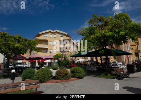 03. September 2022 – Europa, Italien, Sardinien, Oristano, Blick auf Bosa, das wunderschöne Dorf mit bunten Häusern und einer mittelalterlichen Burg. Stockfoto