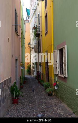 03. September 2022 – Europa, Italien, Sardinien, Oristano, Blick auf Bosa, das wunderschöne Dorf mit bunten Häusern und einer mittelalterlichen Burg. Stockfoto