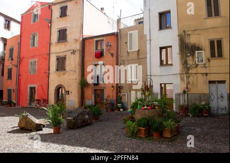 03. September 2022 – Europa, Italien, Sardinien, Oristano, Blick auf Bosa, das wunderschöne Dorf mit bunten Häusern und einer mittelalterlichen Burg. Stockfoto