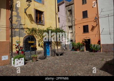 03. September 2022 – Europa, Italien, Sardinien, Oristano, Blick auf Bosa, das wunderschöne Dorf mit bunten Häusern und einer mittelalterlichen Burg. Stockfoto