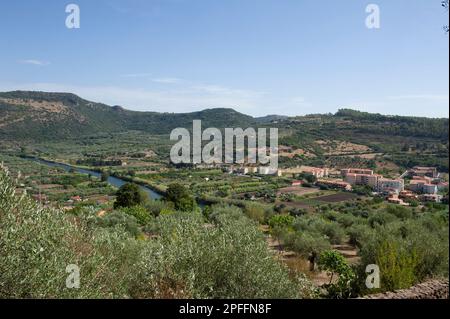 September 03, 2022 – Europa, Italien, Sardinien, Oristano, Blick auf Bosa, das wunderschöne Dorf mit bunten Häusern und das mittelalterliche Schloss Malaspina. Anzeigen Stockfoto