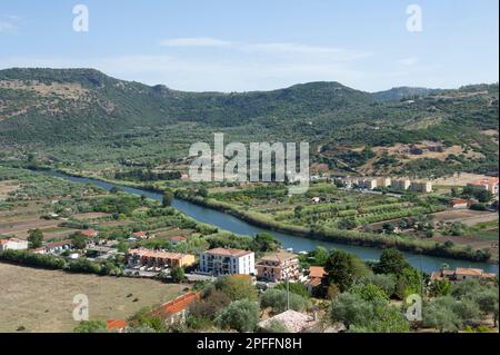 September 03, 2022 – Europa, Italien, Sardinien, Oristano, Blick auf Bosa, das wunderschöne Dorf mit bunten Häusern und das mittelalterliche Schloss Malaspina. Anzeigen Stockfoto