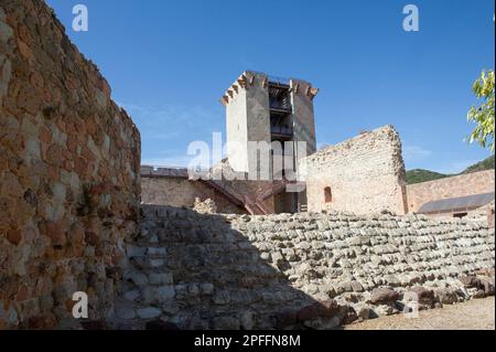03. September 2022 – Europa, Italien, Sardinien, Oristano, Blick auf Bosa, das wunderschöne Dorf mit bunten Häusern und einem mittelalterlichen Schloss Malaspina und Pal Stockfoto