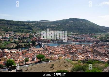 September 03, 2022 – Europa, Italien, Sardinien, Oristano, Blick auf Bosa, das wunderschöne Dorf mit bunten Häusern und das mittelalterliche Schloss Malaspina. Anzeigen Stockfoto