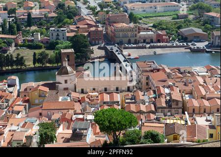 September 03, 2022 – Europa, Italien, Sardinien, Oristano, Blick auf Bosa, das wunderschöne Dorf mit bunten Häusern und das mittelalterliche Schloss Malaspina. Anzeigen Stockfoto