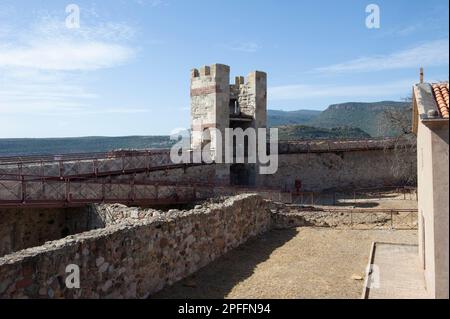 03. September 2022 – Europa, Italien, Sardinien, Oristano, Blick auf Bosa, das wunderschöne Dorf mit bunten Häusern und einem mittelalterlichen Schloss Malaspina und Pal Stockfoto
