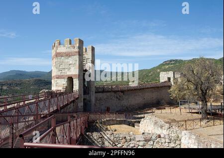 03. September 2022 – Europa, Italien, Sardinien, Oristano, Blick auf Bosa, das wunderschöne Dorf mit bunten Häusern und einem mittelalterlichen Schloss Malaspina und Pal Stockfoto