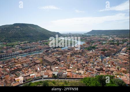 September 03, 2022 – Europa, Italien, Sardinien, Oristano, Blick auf Bosa, das wunderschöne Dorf mit bunten Häusern und das mittelalterliche Schloss Malaspina. Anzeigen Stockfoto