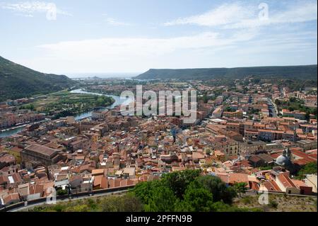 September 03, 2022 – Europa, Italien, Sardinien, Oristano, Blick auf Bosa, das wunderschöne Dorf mit bunten Häusern und das mittelalterliche Schloss Malaspina. Anzeigen Stockfoto
