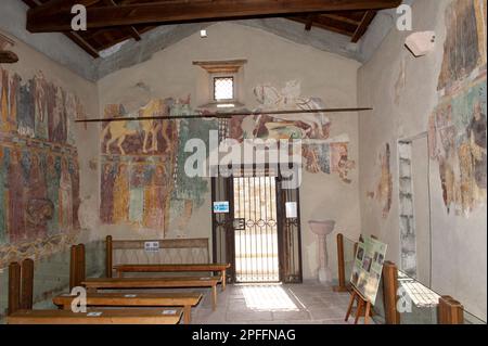 03. September 2022 – Europa, Italien, Sardinien, Oristano, Blick auf Bosa, das wunderschöne Dorf mit bunten Häusern und einem mittelalterlichen Schloss Malaspina und Pal Stockfoto