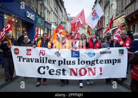 Eine Demonstration in Bayeux, Frankreich gegen die Anhebung des Rentenalters auf 64 Jahre. Das Banner übersetzt „länger arbeiten – DAS ist NICHT der FALL!“ Stockfoto