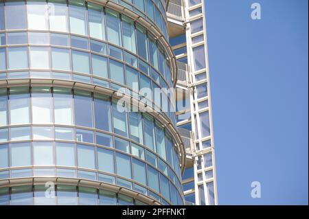 09. April 2022 – Europa, Italien, Lobardia, Mailand, Formen und Linien der Piazza Gae Aulenti Stockfoto