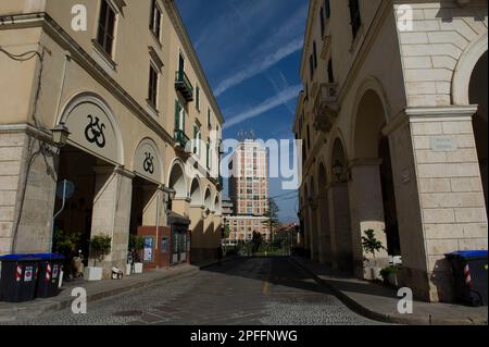 02. September 2022 – Europa, Italien, Sardinien, Sassari, Portici Bargone und Crispi und Wolkenkratzer der piazza castello Stockfoto