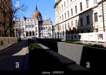 Denkmal der nationalen Einheit, Gedenken an Trianon, mit dem Parlamentsgebäude im Hintergrund, Alkotmany utca, Alkotmany Street, Budapest, Ungarn Stockfoto