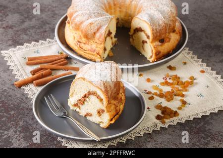 Osterkuchen-Reindling mit österreichischem Zimt und Raisin in Nahaufnahme auf einem Teller auf dem Tisch. Horizontal Stockfoto