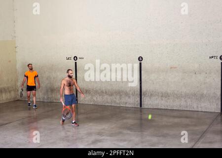 Pamplona, Spanien - 02. August 2022: Männer spielen Squash auf dem Betonfeld Stockfoto