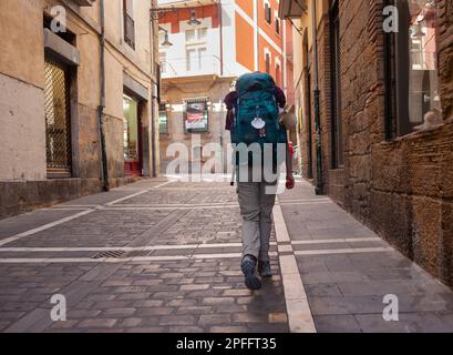 Pilgerspaziergang in Pamplonas Straße entlang des Weges nach Santiago de Compostela auf der St. James Pilgerroute, Spanien Stockfoto