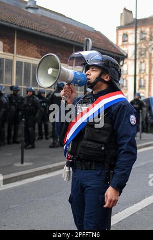 Paris, Frankreich, Freitag, 47. März 2023. Gendarmen verlegen Müllsammler, die für zehn Tage gegen die Rentenreform in der Verbrennungsanlage Ivry-sur-seine bei Paris, Frankreich, mobilisiert wurden, Freitag, 47. März 2023. Während die CGT-Gewerkschaft kurz vor 9:30 Uhr um Verstärkung bat, wurde gesagt, dass drei Aktivisten verhaftet wurden. Die größte Verbrennungsanlage in Europa behandelt normalerweise die Abfälle von 13 Gemeinden und 11 Pariser Bezirken und verbrennt bis zu 50 Tonnen Abfall pro Tag. Die französische Regierung hat sich am Donnerstag auf eine besondere konstitutionelle Befugnis berufen, um ein umstrittenes Rentengesetz ohne Abstimmung im parlament, in, zu verabschieden Stockfoto