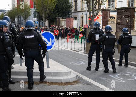 Paris, Frankreich, Freitag, 47. März 2023. Gendarmen verlegen Müllsammler, die für zehn Tage gegen die Rentenreform in der Verbrennungsanlage Ivry-sur-seine bei Paris, Frankreich, mobilisiert wurden, Freitag, 47. März 2023. Während die CGT-Gewerkschaft kurz vor 9:30 Uhr um Verstärkung bat, wurde gesagt, dass drei Aktivisten verhaftet wurden. Die größte Verbrennungsanlage in Europa behandelt normalerweise die Abfälle von 13 Gemeinden und 11 Pariser Bezirken und verbrennt bis zu 50 Tonnen Abfall pro Tag. Die französische Regierung hat sich am Donnerstag auf eine besondere konstitutionelle Befugnis berufen, um ein umstrittenes Rentengesetz ohne Abstimmung im parlament, in, zu verabschieden Stockfoto