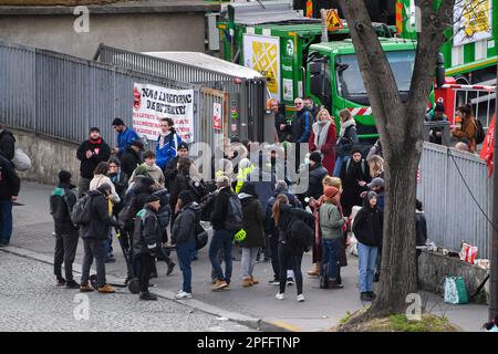 Paris, Frankreich, Freitag, 47. März 2023. Gendarmen verlegen Müllsammler, die für zehn Tage gegen die Rentenreform in der Verbrennungsanlage Ivry-sur-seine bei Paris, Frankreich, mobilisiert wurden, Freitag, 47. März 2023. Während die CGT-Gewerkschaft kurz vor 9:30 Uhr um Verstärkung bat, wurde gesagt, dass drei Aktivisten verhaftet wurden. Die größte Verbrennungsanlage in Europa behandelt normalerweise die Abfälle von 13 Gemeinden und 11 Pariser Bezirken und verbrennt bis zu 50 Tonnen Abfall pro Tag. Die französische Regierung hat sich am Donnerstag auf eine besondere konstitutionelle Befugnis berufen, um ein umstrittenes Rentengesetz ohne Abstimmung im parlament, in, zu verabschieden Stockfoto