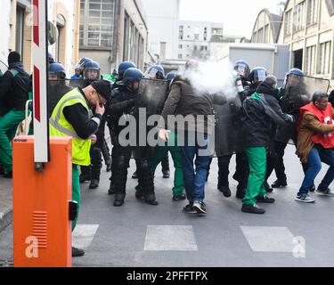 Paris, Frankreich, Freitag, 47. März 2023. Gendarmen verlegen Müllsammler, die für zehn Tage gegen die Rentenreform in der Verbrennungsanlage Ivry-sur-seine bei Paris, Frankreich, mobilisiert wurden, Freitag, 47. März 2023. Während die CGT-Gewerkschaft kurz vor 9:30 Uhr um Verstärkung bat, wurde gesagt, dass drei Aktivisten verhaftet wurden. Die größte Verbrennungsanlage in Europa behandelt normalerweise die Abfälle von 13 Gemeinden und 11 Pariser Bezirken und verbrennt bis zu 50 Tonnen Abfall pro Tag. Die französische Regierung hat sich am Donnerstag auf eine besondere konstitutionelle Befugnis berufen, um ein umstrittenes Rentengesetz ohne Abstimmung im parlament, in, zu verabschieden Stockfoto