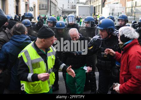 Paris, Frankreich, Freitag, 47. März 2023. Gendarmen verlegen Müllsammler, die für zehn Tage gegen die Rentenreform in der Verbrennungsanlage Ivry-sur-seine bei Paris, Frankreich, mobilisiert wurden, Freitag, 47. März 2023. Während die CGT-Gewerkschaft kurz vor 9:30 Uhr um Verstärkung bat, wurde gesagt, dass drei Aktivisten verhaftet wurden. Die größte Verbrennungsanlage in Europa behandelt normalerweise die Abfälle von 13 Gemeinden und 11 Pariser Bezirken und verbrennt bis zu 50 Tonnen Abfall pro Tag. Die französische Regierung hat sich am Donnerstag auf eine besondere konstitutionelle Befugnis berufen, um ein umstrittenes Rentengesetz ohne Abstimmung im parlament, in, zu verabschieden Stockfoto