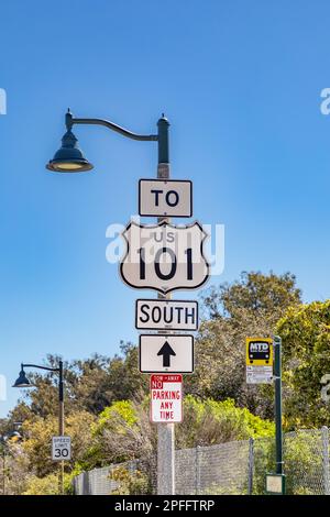Santa Barbara, USA - 16. März 2019: Beschilderung zur US 101 South mit Wegweiser an einem Wegweiser in Santa Barbara, Kalifornien, USA. Stockfoto