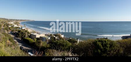 Malibu, USA - 16. März 2019: Wunderschöne Häuser an Holzstangen am malerischen Strand in Malibu, Kalifornien, USA. Stockfoto