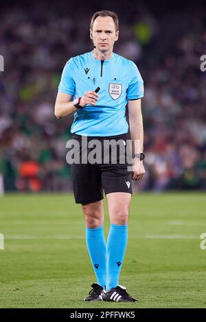 Sevilla, Spanien. 16. März 2023. Schiedsrichter Srdjan Jovanovic beim Spiel der UEFA Europa League zwischen Real Betis und Manchester United im Estadio Benito Villaarin in Sevilla. (Foto: Gonzales Photo/Alamy Live News Stockfoto