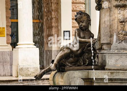 Nahaufnahme einer Bronzeskulptur eines kleinen Kindes, das aus einem Brunnen in Bratislava trinkt Stockfoto