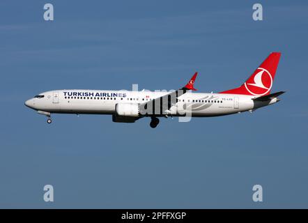 Eine Boeing 737-9 Max von Turkish Airlines nähert sich dem Flughafen London Gatwick Stockfoto