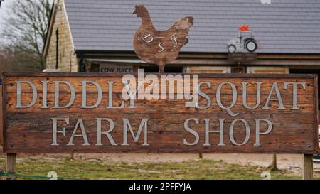 Diddly Squat Farm Shop in Chipping Norton, 2020 von Jeremy Clarkson eröffnet. Clarkson hat derzeit einen Rechtsbehelf gegen die Weigerung des West Oxfordshire District Council, die Genehmigung für eine Erweiterung seines Parkplatzes zu erteilen. Foto: Freitag, 17. März 2023. Stockfoto