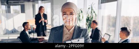 Porträt der muslimischen Geschäftsfrau steht im Besprechungsraum von Kollegen Hintergrund Stockfoto