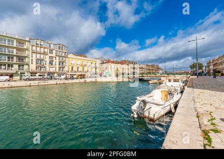Quai de la Résistance, an einem Wintermorgen in Sète, Occitanie, Frankreich Stockfoto