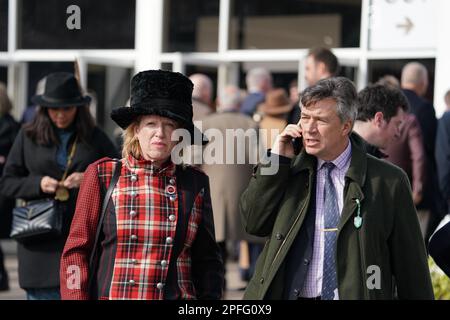 Rennfahrer kommen am vierten Tag des Cheltenham Festivals auf der Cheltenham Racecourse an. Foto: Freitag, 17. März 2023. Stockfoto